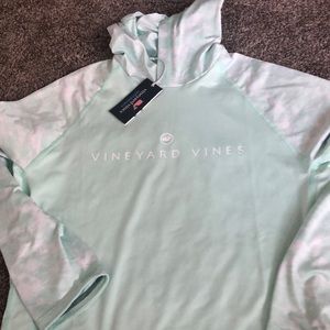 Vineyard Vines mens  Large graphic hoodie tee!  New!